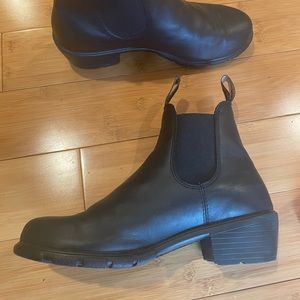 Blundstones - Black leather heeled boots